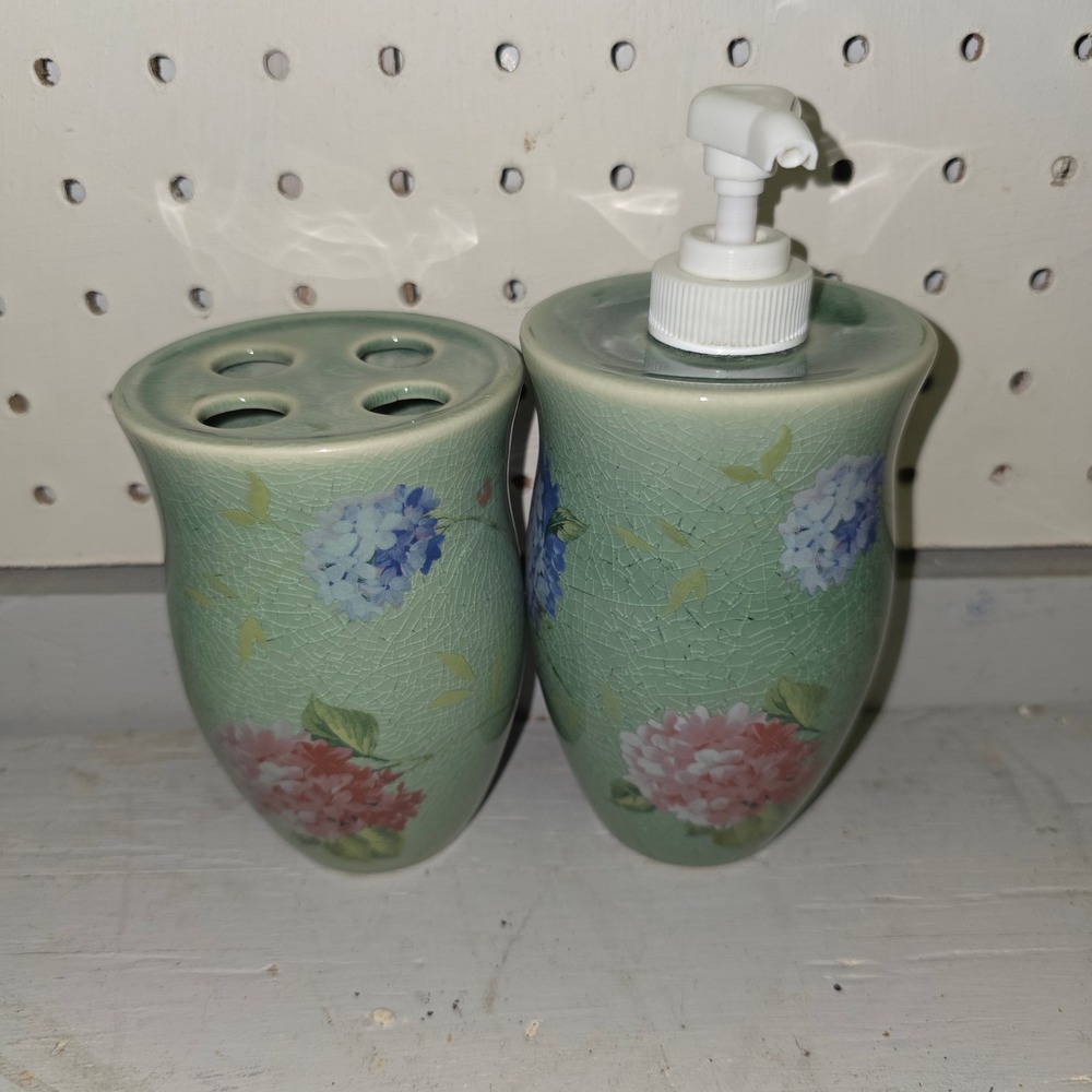 Vintage Style Ceramic Hydrangea Soap Dispenser Toothbrush Holder Set Green 2pc